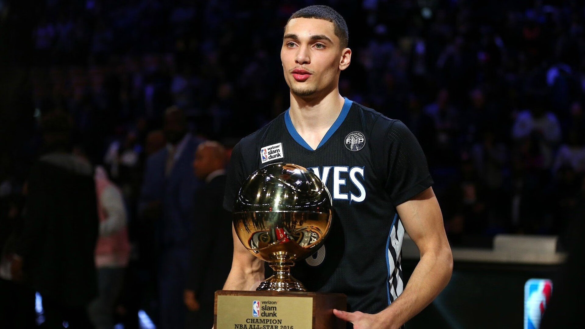 世界杯：“最忠实球迷”自驾房车环游多国只为追球队